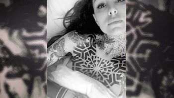 Cande Tinelli muestra sus tatuajes desde la cama Cande Tinelli muestra sus tatuajes desde la cama