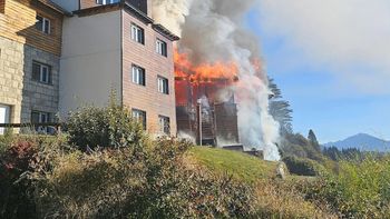 Varias dotaciones de los Bomberos Voluntarios de Bariloche trabajaron intensamente en el lugar para controlar el siniestro. Varias dotaciones de los Bomberos Voluntarios de Bariloche trabajaron intensamente en el lugar para controlar el siniestro.