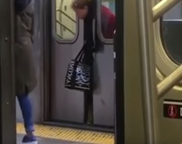 A una mujer le quedó su cabeza atrapada entre las puertas del subte