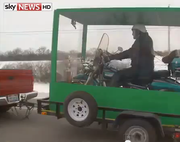 Un motoquero fue enterrado con su Harley Davidson