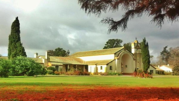 En Los Toldos se encuentra el Monasterio Benedictino Santa María de Los Toldos. En Los Toldos se encuentra el Monasterio Benedictino Santa María de Los Toldos.