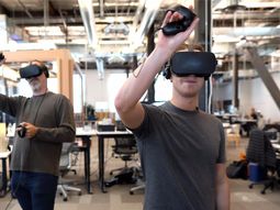 Mark Zuckerberg mostró una prueba de cómo podría utilizar Facebook la realidad virtual Mark Zuckerberg mostró una prueba de cómo podría utilizar Facebook la realidad virtual