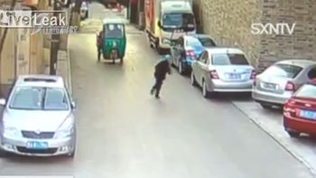 una anciana tropezo en la calle y los autos le pasaron por al lado como si nada una anciana tropezo en la calle y los autos le pasaron por al lado como si nada