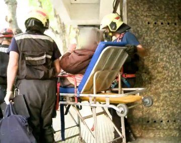 Bomberos rescataron a una mujer que había quedado encerrada en su departamento de Recoleta