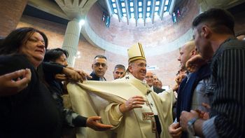 francisco dono dinero a indigentes de roma durante el via crucis francisco dono dinero a indigentes de roma durante el via crucis