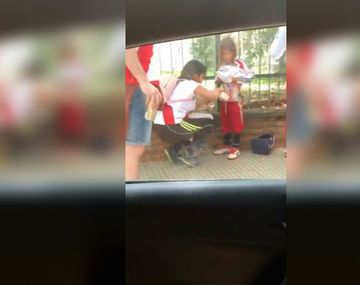 Le pegan bengalas en el cuerpo a un nene para entrarlas al Monumental