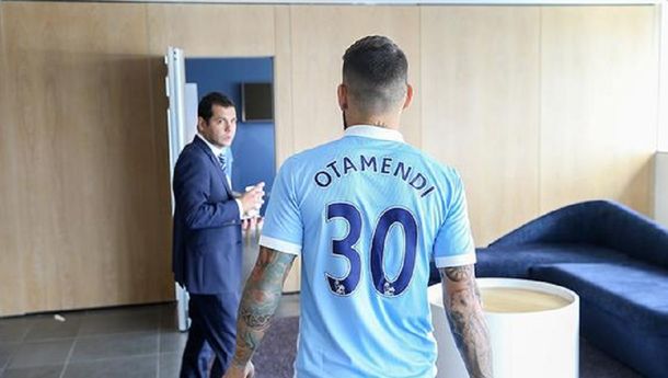 El defensor argentino más caro de la historia se probó su nueva camiseta