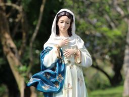 La Virgen María es considerada reina por su labor de intermediaria entre la humanidad y lo divino. La Virgen María es considerada reina por su labor de intermediaria entre la humanidad y lo divino.