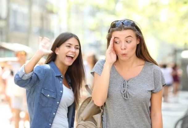 No son maleducados: qué dice la psicología sobre personas que fingen no reconocer a un conocido en la calle