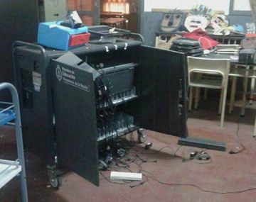 Una escuela de La Plata fue asaltada por delincuentes que destrozaron el edificio y se llevaron hasta la vianda de los nenes.