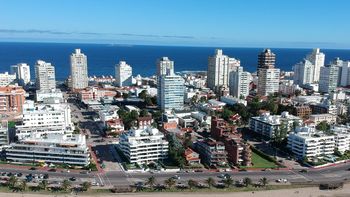 Empresarios turísticos de Punta del Este plantearon un tipo de cambio diferencial para quienes visiten Uruguay en la temporada de verano. Empresarios turísticos de Punta del Este plantearon un tipo de cambio diferencial para quienes visiten Uruguay en la temporada de verano.