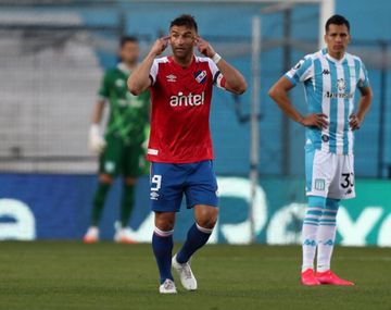 Racing perdió con Nacional en la vuelta del fútbol a la Argentina