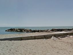 Se arrojó al mar para buscar una botella con un mensaje y murió ahogado