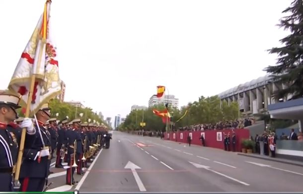 VIDEO: Un paracaidista chocó contra un farol durante un desfile en España