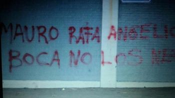 aparecieron pintadas en casa amarilla contra angelici y barras de boca aparecieron pintadas en casa amarilla contra angelici y barras de boca
