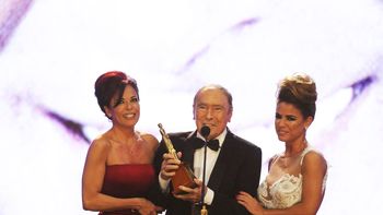 el merecido homenaje a juan carlos calabro el merecido homenaje a juan carlos calabro