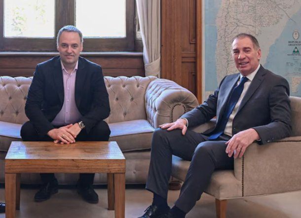 Manuel Adorni y Diego Santilli.