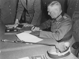 El mariscal decampo WilhelmKeitel firma la rendición incondicional de Alemania en la sede de la UniónSoviética en Karlshorst, Berlín, el 9 de mayo de 1945. El mariscal decampo WilhelmKeitel firma la rendición incondicional de Alemania en la sede de la UniónSoviética en Karlshorst, Berlín, el 9 de mayo de 1945.