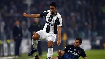 El alemán Khedira, cubriendo la pelota El alemán Khedira, cubriendo la pelota