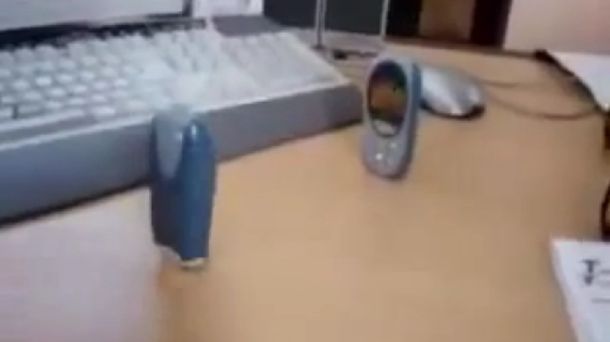 VIDEO: Feroz batalla tecnológica: dos celulares se baten a muerte