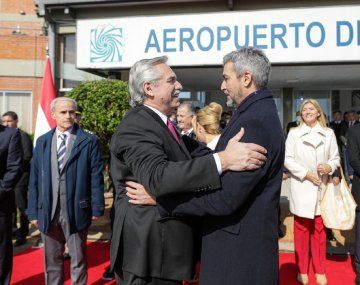 Alberto Fernández visita junto a Abdo Benítez las obras en la Central de Yacyretá