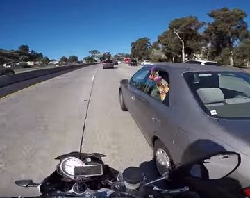 VIDEO: el motociclista tocador de pies