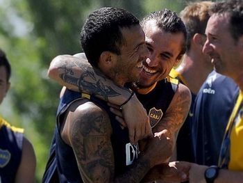 Lo que los hinchas esperaban: el abrazo entre Tevez y Osvaldo