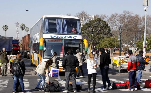 Los pasajeros varados hacen un piquete en la terminal de Retiro