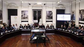 el salario minimo aumenta un 31 por ciento y llegara a 4.716 pesos en enero el salario minimo aumenta un 31 por ciento y llegara a 4.716 pesos en enero