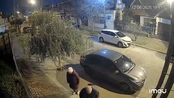 violento robo a jubilados en ramos: los tiraron al piso para sacarles el auto