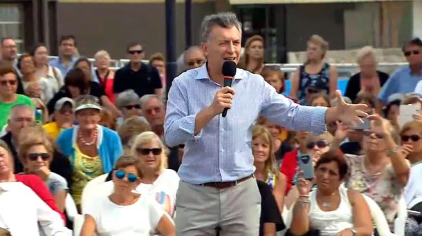 Mauricio Macri con jubilados en San Isidro