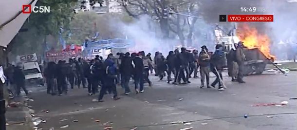 VIDEOS: Así se enfrentaron la policía y quienes se oponen al Presupuesto del ajuste