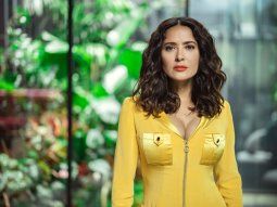 Salma Hayek lució una microbkini negra desde la playa