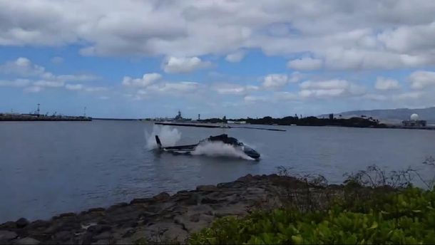 Graban la caída de un tercer helicóptero en Hawaii, ésta vez sobre el agua