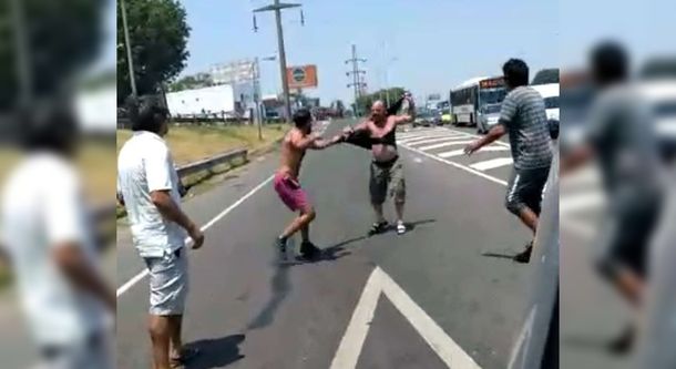 Camionero se colgó de un auto en Panamericana