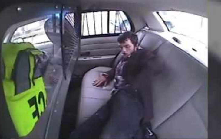 Chocó el patrullero en el que lo trasladaban, salió por el vidrio y se fugó