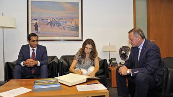 Karina Rando rubricando su firma ante la mirada del secretario de Presidencia, Álvaro Delgado, y el subsecretario del Ministerio de Salud Pública, José Luis Satdjian. Karina Rando rubricando su firma ante la mirada del secretario de Presidencia, Álvaro Delgado, y el subsecretario del Ministerio de Salud Pública, José Luis Satdjian.