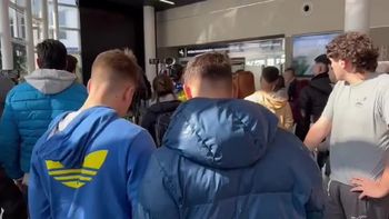 decepcion de hinchas de boca que fueron a buscar a cavani al aeroparque porteno decepcion de hinchas de boca que fueron a buscar a cavani al aeroparque porteno