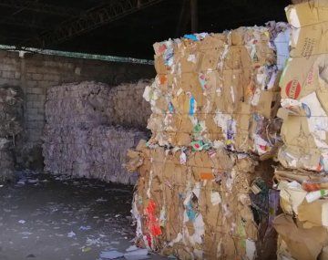Horror en una recicladora: un operario cayó a una prensa y murió compactado