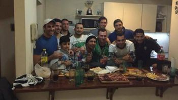 la picada de carlitos: tevez se reencontro con sus companeros de all boys la picada de carlitos: tevez se reencontro con sus companeros de all boys