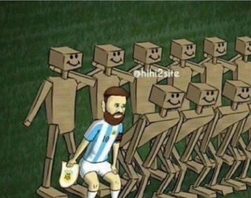 Messi rodeado de compañeros de madera