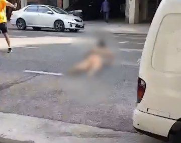 Video: se tiró semidesnuda desde un primer piso y denunció que escapaba de su pareja
