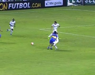 VIDEO: Así fue la patada que sacó del partido a Lodeiro