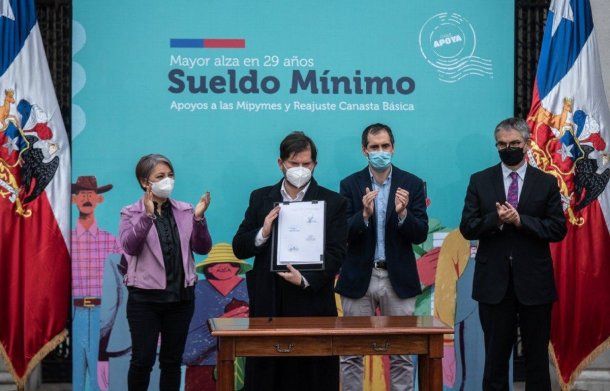 Chile: Gabriel Boric promulgó la mayor suba del salario mínimo en tres décadas