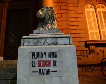 Conmoción en Rosario por pintadas violentas en edificios públicos