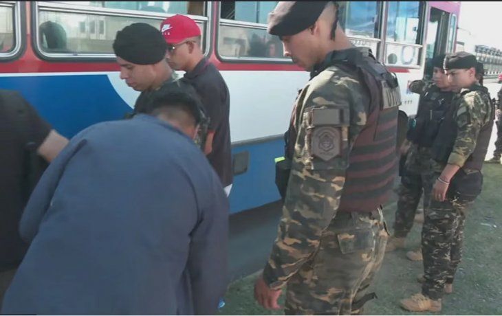 Tras el crimen del colectivero, la Policía Bonaerense cachea a los pasajeros en La Matanza