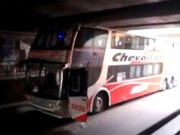 Un micro quedó atascado en el túnel de Haedo