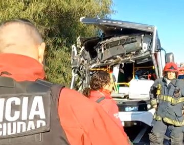 Impactante choque entre un colectivo y un camión en General Paz: casi 50 heridos