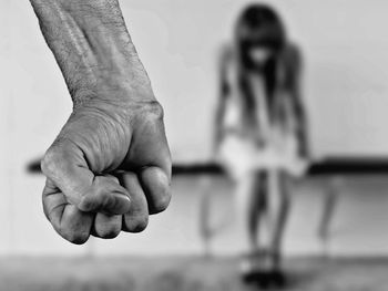 Terrible frase de un cantante: Las que se dejan acosar son tontas