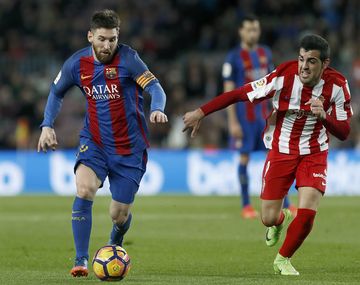 La lucha de Messi ante un rival del Sporting Gijón